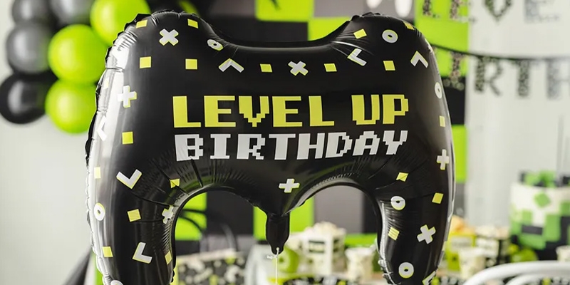 Θεματικό game night πάρτι με μαύρο και πράσινο μπαλόνι "Level Up Birthday". Διακόσμηση πάρτι από το HappyTeapot.gr